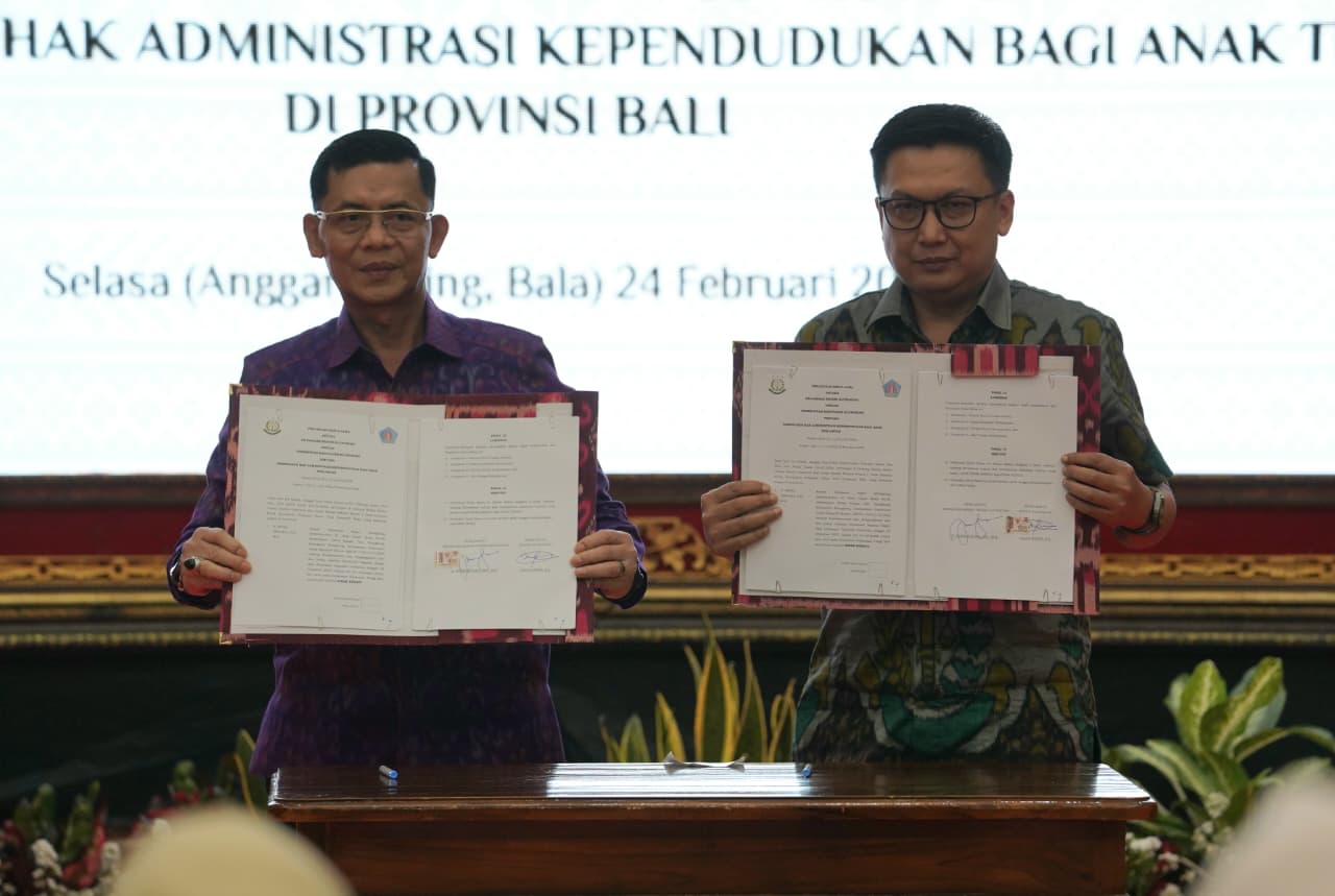 Bupati Klungkung I Made Satria menandatangani perjanjian kerja sama dengan Kejari Klungkung di Gedung Wiswa Sabha Utama, Kantor Gubernur Bali, Selasa (24/2).