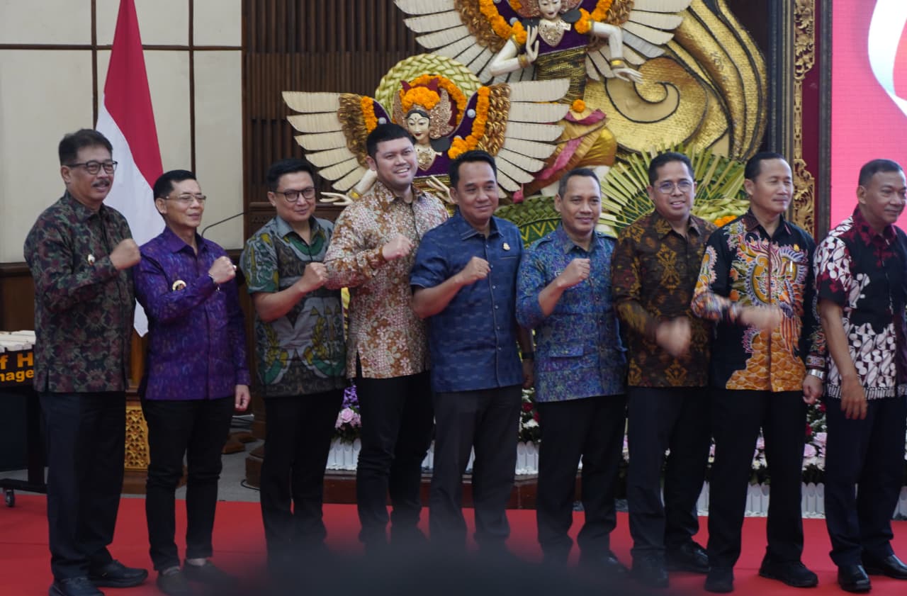 Bupati Klungkung I Made Satria (dua dari kiri) saat Raker 1 Tahun 2026 Staf Ahli Kada se-Bali di Ballroom Taman Alit Event Space Dians Garden, Klungkung, pada Rabu (25/2)