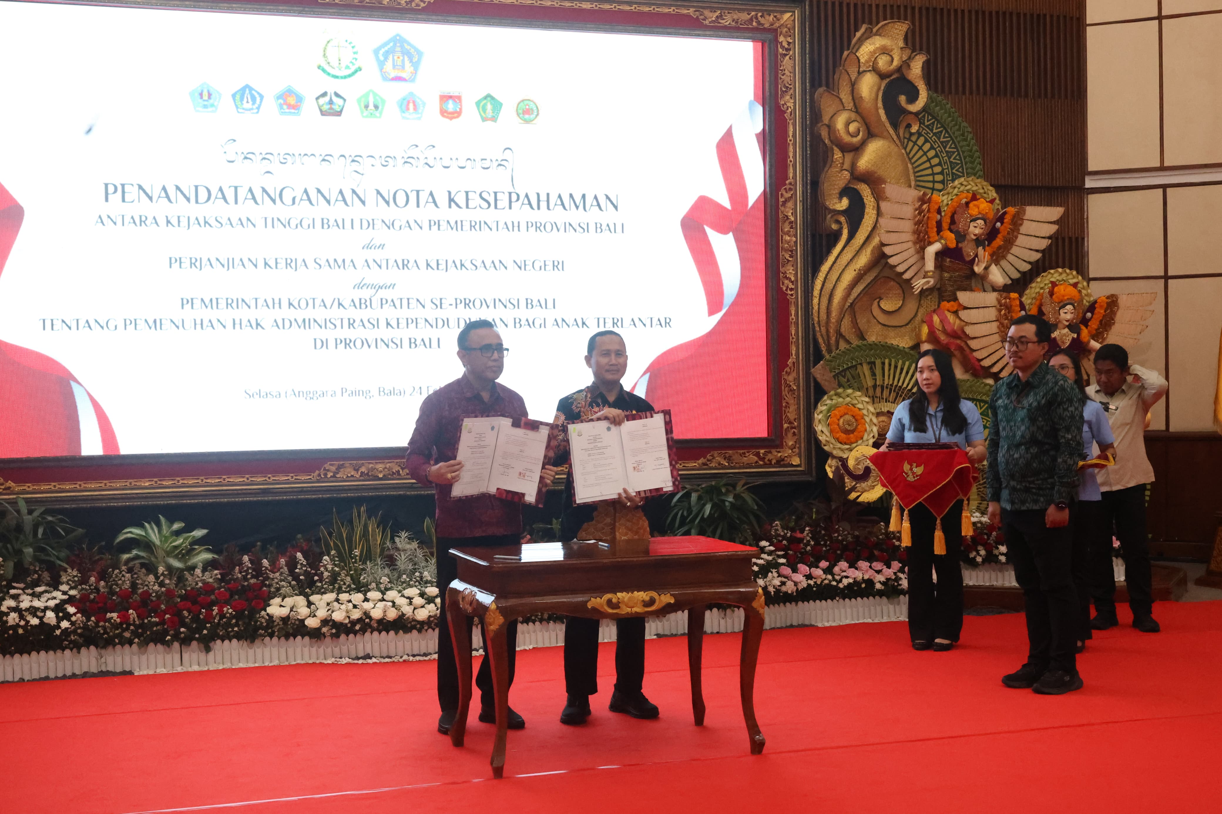 Wali Kota Denpasar I Gusti Ngurah Jaya Negara usai menandatangani perjanjian kerja sama dengan Kajari Denpasar, Trimo, SH. M.H di Gedung Wiswasabha, Kantor Gubernur Bali, Selasa (24/2).  