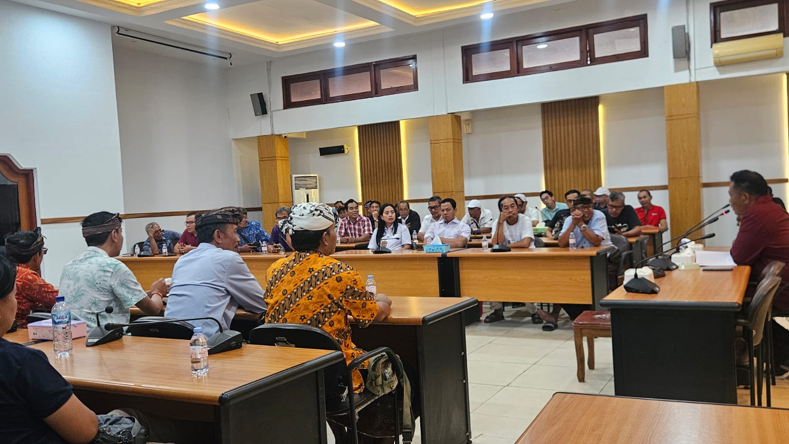 Ketua DPRD Klungkung Anak Agung Gde Anom gelar pertemuan dengan para penerima bansos bertempat di Kantor DPRD Klungkung, Rabu (25/2). (Ayu Pitri Arisanti/Radar Bali)