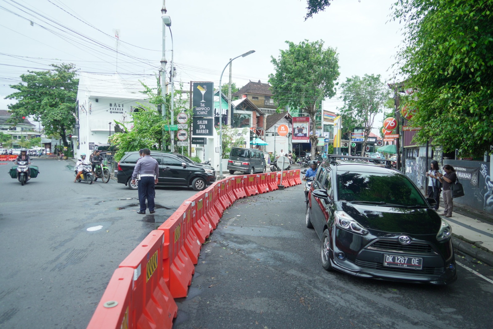 uji coba rekayasa lalu lintas satu arah di Jalan Raya Taman dan Jalan Kayu Aya, Rabu (25/2/2026). 