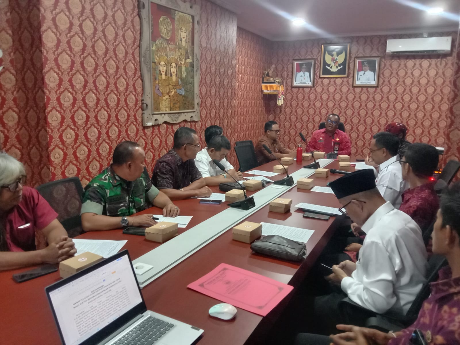 Rakor penyusunan Seruan Bersama jelang Hari Suci Nyepi Tahun Caka 1948 dan Malam Takbiran Idul Fitri di Ruang Rapat Sekretaris Daerah Kabupaten Tabanan, Rabu (25/2/2026).