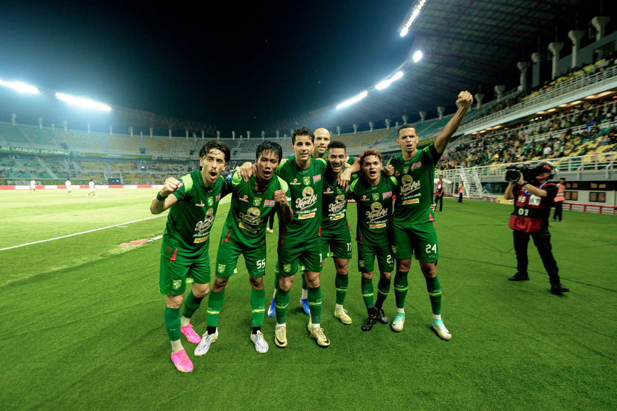 Para pemain Persebaya merayakan kemenangan 1-0 atas PSM Makassar pada laga pekan ke-23 Super League di Stadion Gelora Bung Tomo.