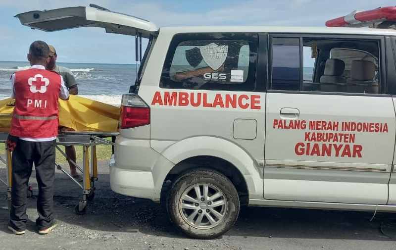 DIEVAKUASI : Jenazah yang sudah dalam kondisi utuh dievakuasi dari Pantai Ketewel, Kecamatan Sukawati, Gianyar. (foto: Polres Gianyar)