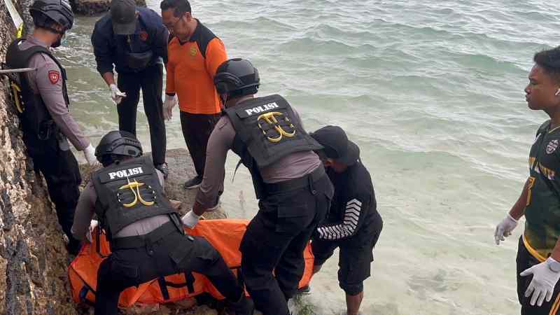 DIEVAKUASI : Petugas melakukan evakuasi jasad yang sudah kondisi tidak utuh lagi di pesisir pantai depan Rumah Marta, Ceningan, Desa Lembongan, Nusa Penida. (Foto: Humas Polres Klungkung)