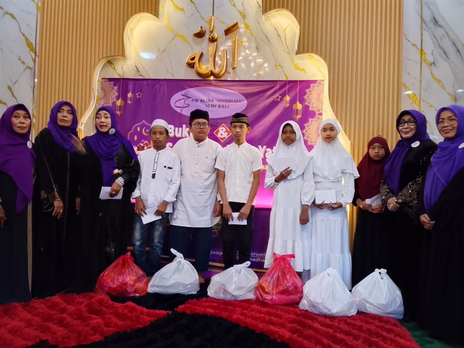 Anak-anak penerima santunan dari Alisa Khadijah.