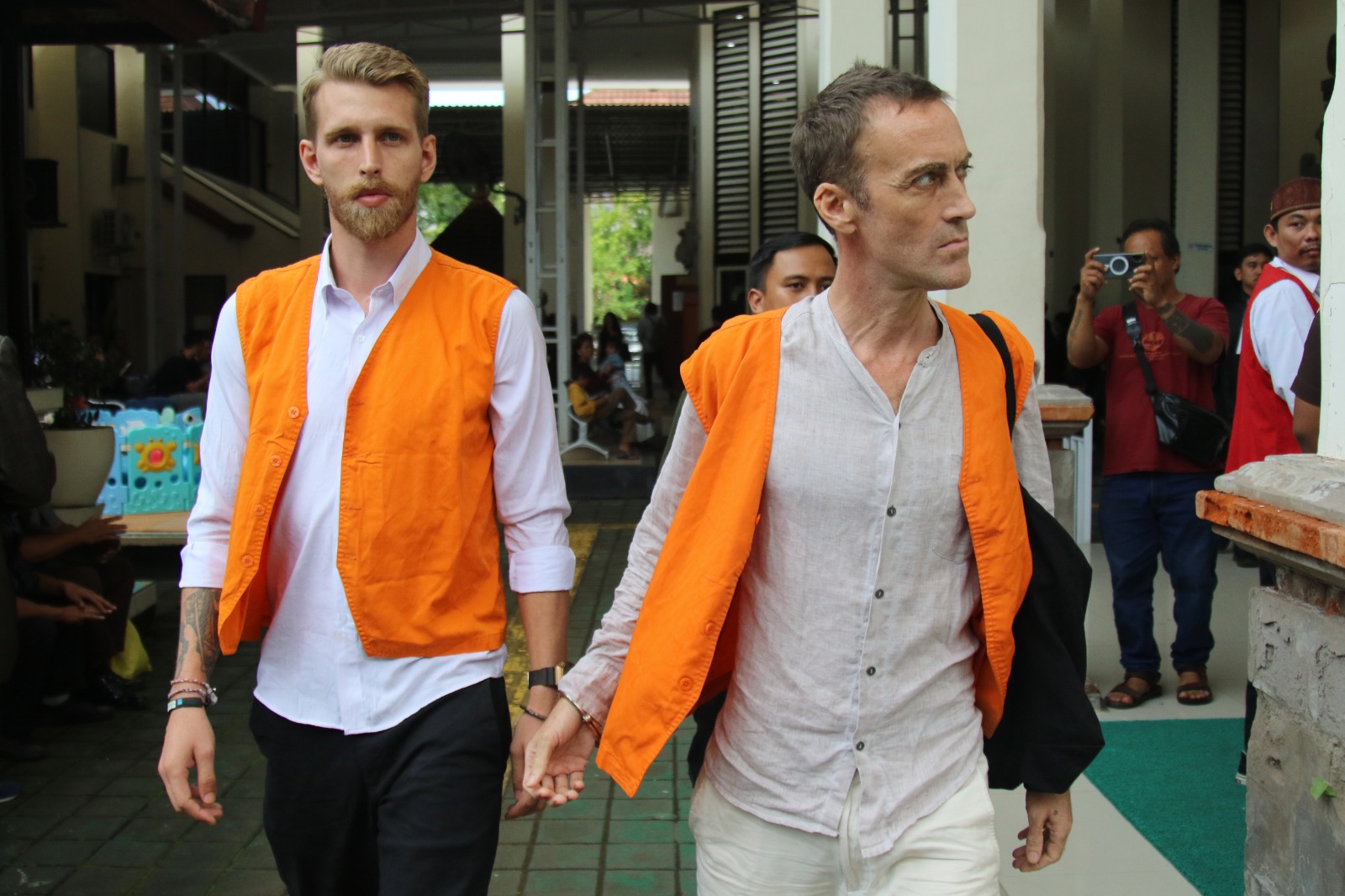 BERAT: Terdakwa Kial Garth Robinson (kiri) dan terdakwa Piran Ezra Wilkinson meninggalkan ruang sidang usai divonis di PN Denpasar, Kamis (26/2/2026)