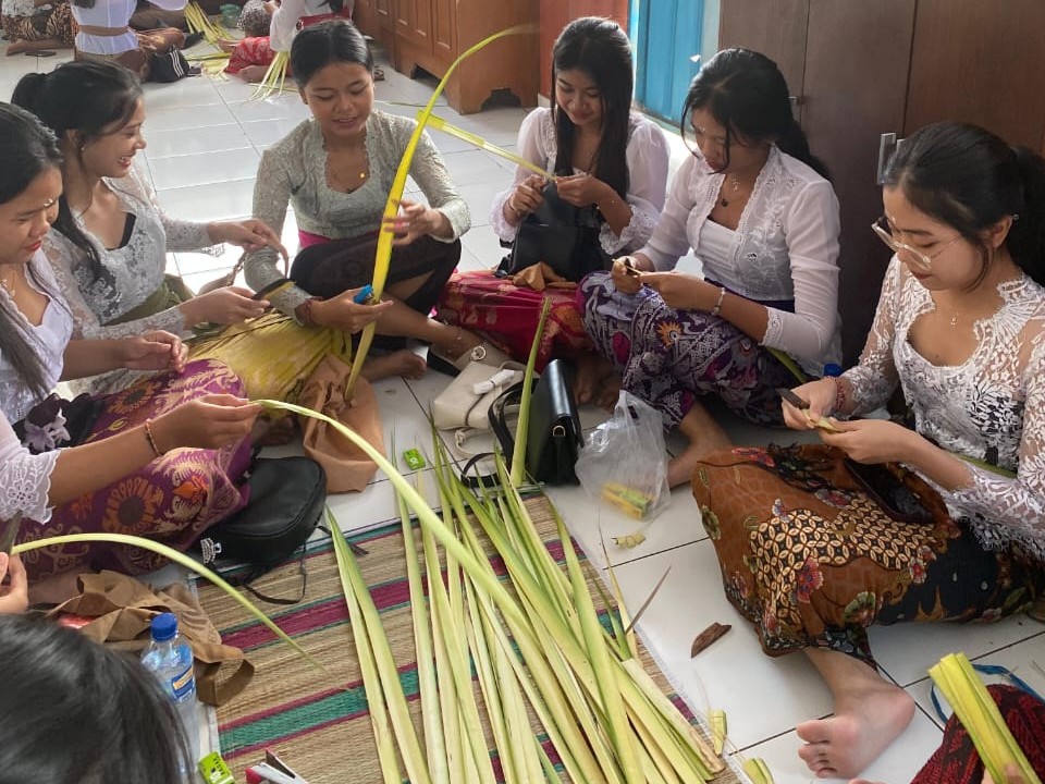 BISA DICONTOH: Kegiatan siswa SMK Pariwisata Prada Dalung saat bulan purnama yaitu mebanten dan berlatih aksara Bali.