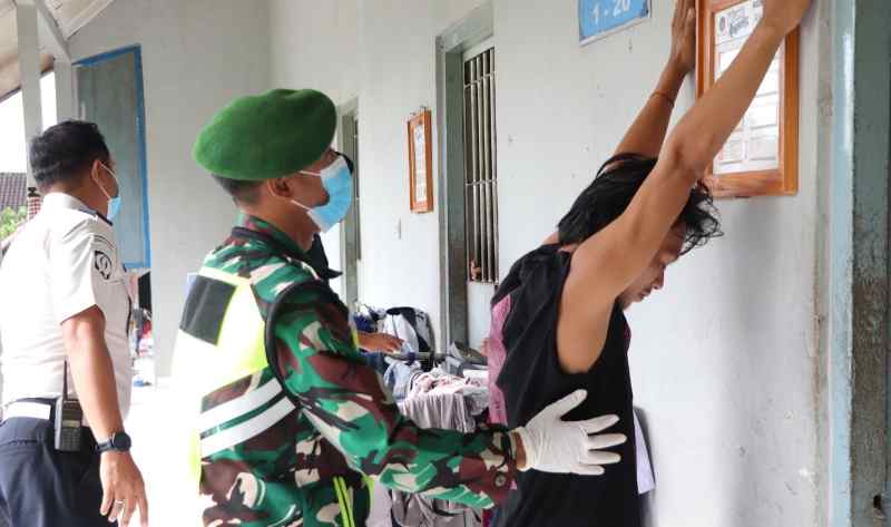 GELEDAH WARGA BINAAN: Petugas lapas bersama aparat gabungan melakukan razia di Lapas Kelas II B Karangasem menggeledah warga binaan. (ist)