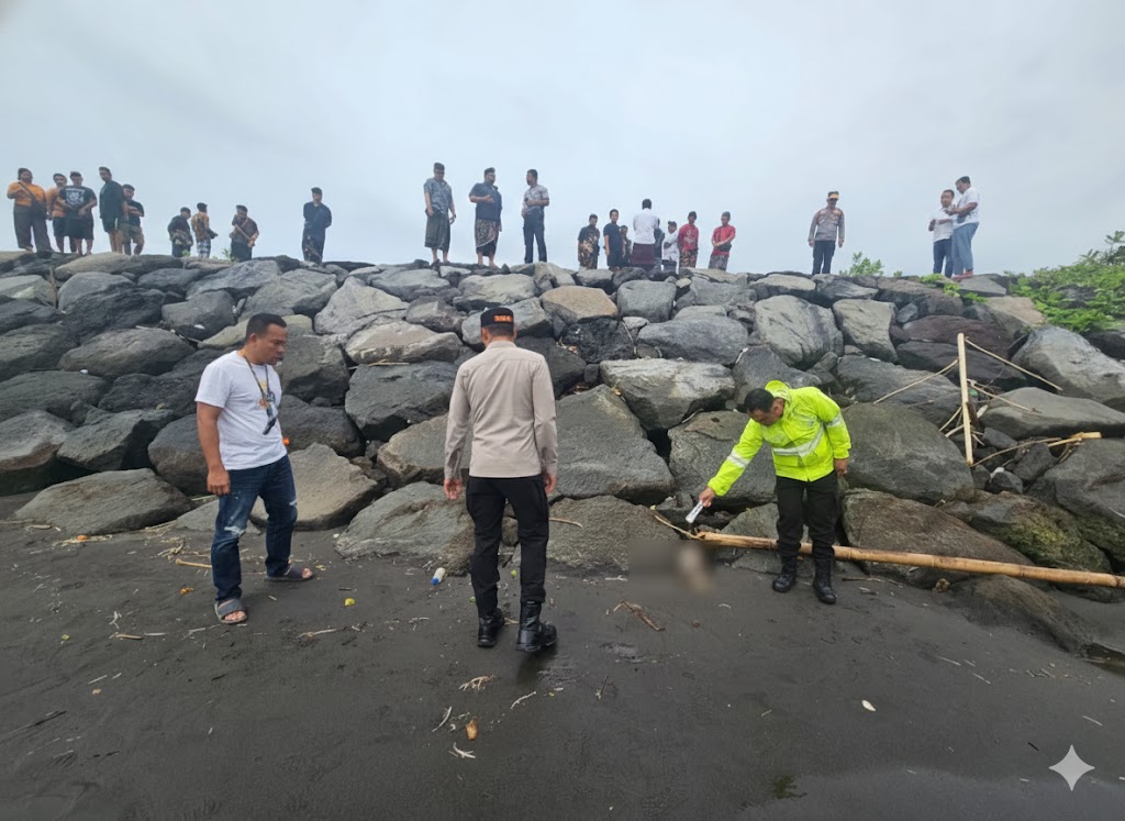 Polisi melakukan identifikasi penemuan korban mutilasi di muara Sungai Wos Teben, Banjar Keden, Ketewel, Gianyar. 