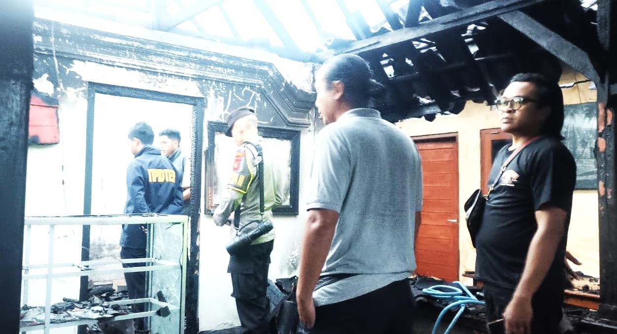 LUDES  TERBAKAR : Kondisi rumah milik I Wayan Suteja Buana, di Banjar Budaga, Semarapura Kauh, ludes  terbakar. (foto: Polres Klungkung)