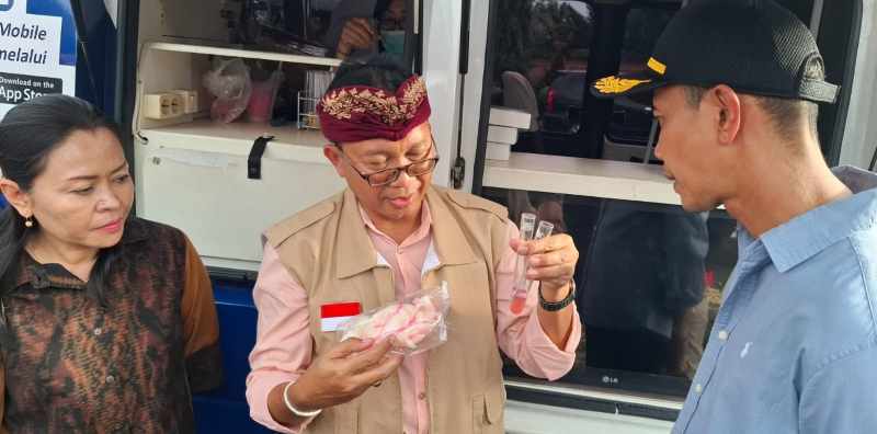 PANTAU KUALITAS MAKANAN: kasi pengawasan pangan buka puasa di sentra takjil di Pasar Senggol Klungkung. (dewa ayu pitri arisanti/radar bali)