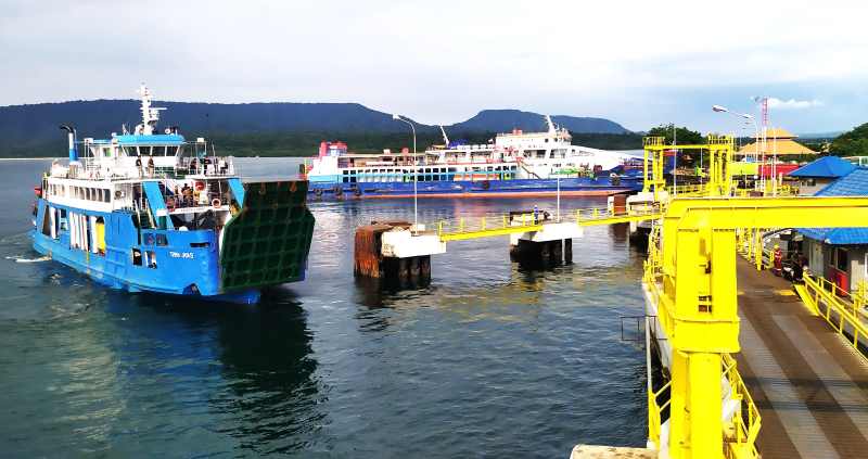 BATASI ANGKUTAN BARANG: Kesibukan di dermaga Pelabuhan Gilimanuk dalam situasi normal. (M.Basir/Radar Bali)