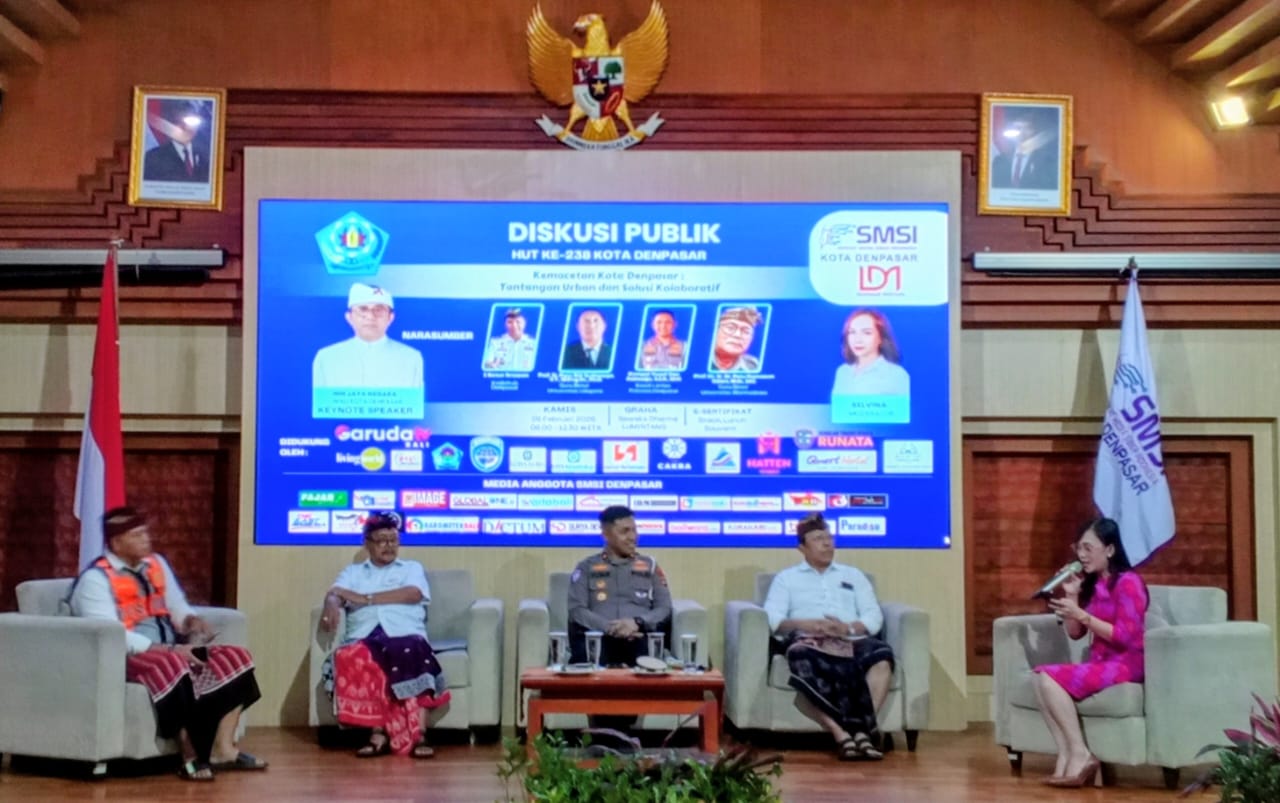 Para narsum pada Diskusi Publik SMSI Kota Denpasar di Gedung Graha Sewaka Dharma, Lumintang, Kamis (26/2/2026).