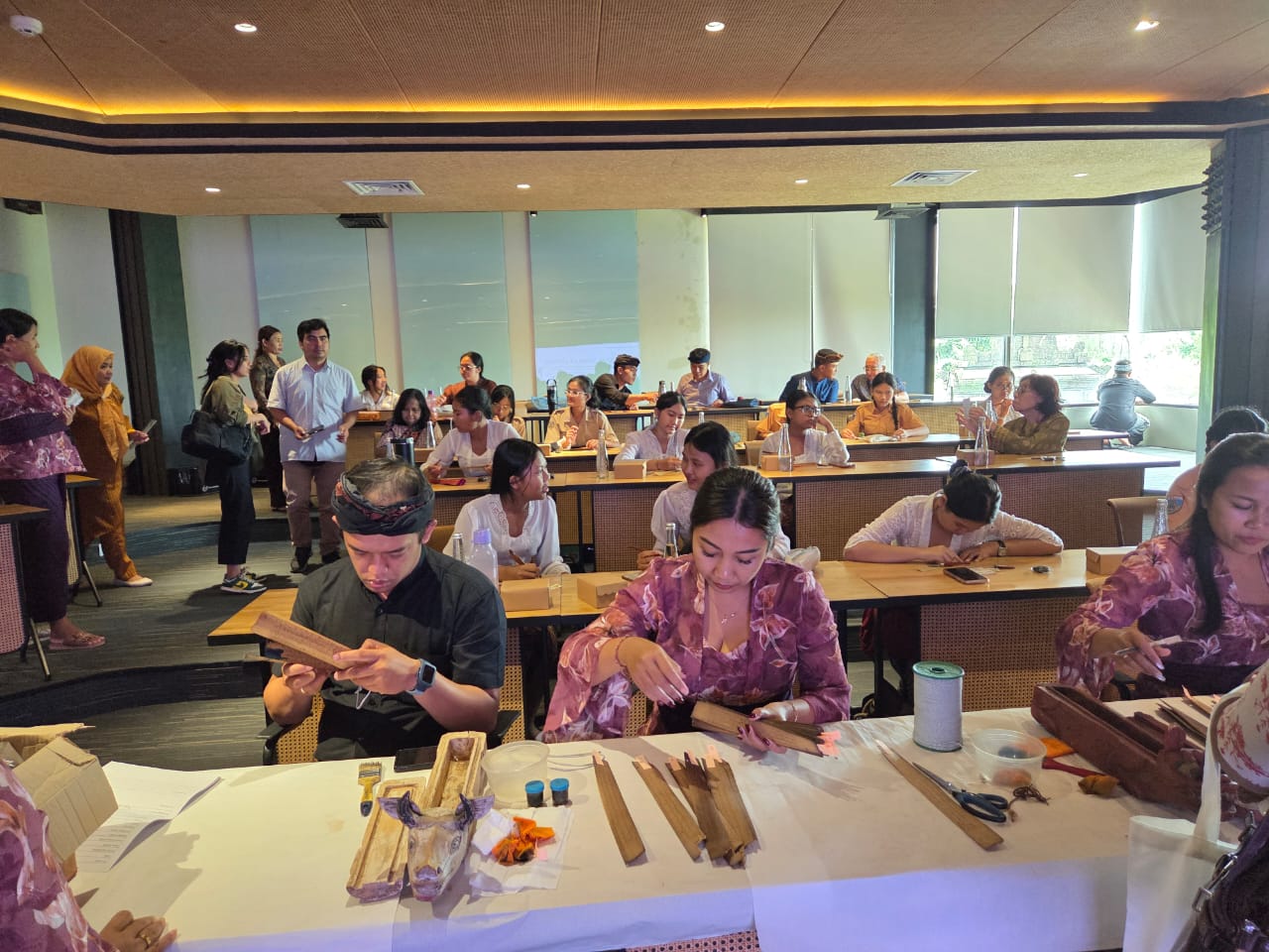 Kegiatan workshop gelaran BTID yang diikuti sejumlah pihak termasuk pelajar, Jumat (27/2). (Marsellus Pampur/Radar Bali)