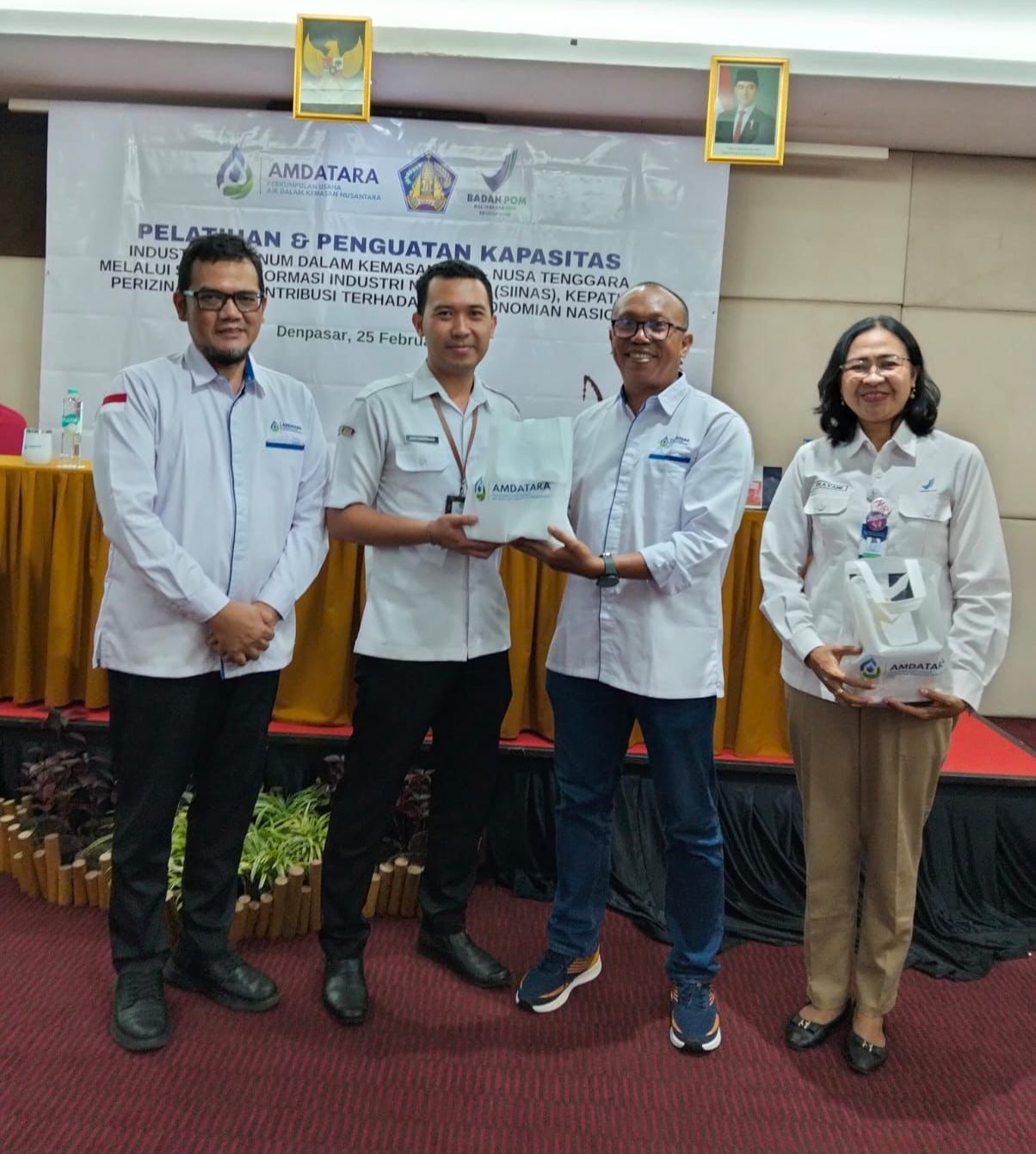 Dari kiri, Ketum DPP AMDATARA Karyanto Wibowo, Ketua Tim Industri Agro Disperindag Bali Adhi Dwiswara, Ketua DPD AMDATARA Bali-Nusra IGN Warassutha A dan perwakilan BBPOM di Denpasar Ni Putu Ekayani.