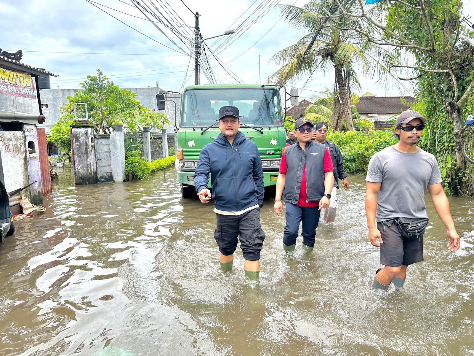 Wabup Bagus Alit Sucipta meninjau sejumlah titik banjir di wilayah Kelurahan Kedonganan, Kecamatan Kuta, Jumat (27/2).