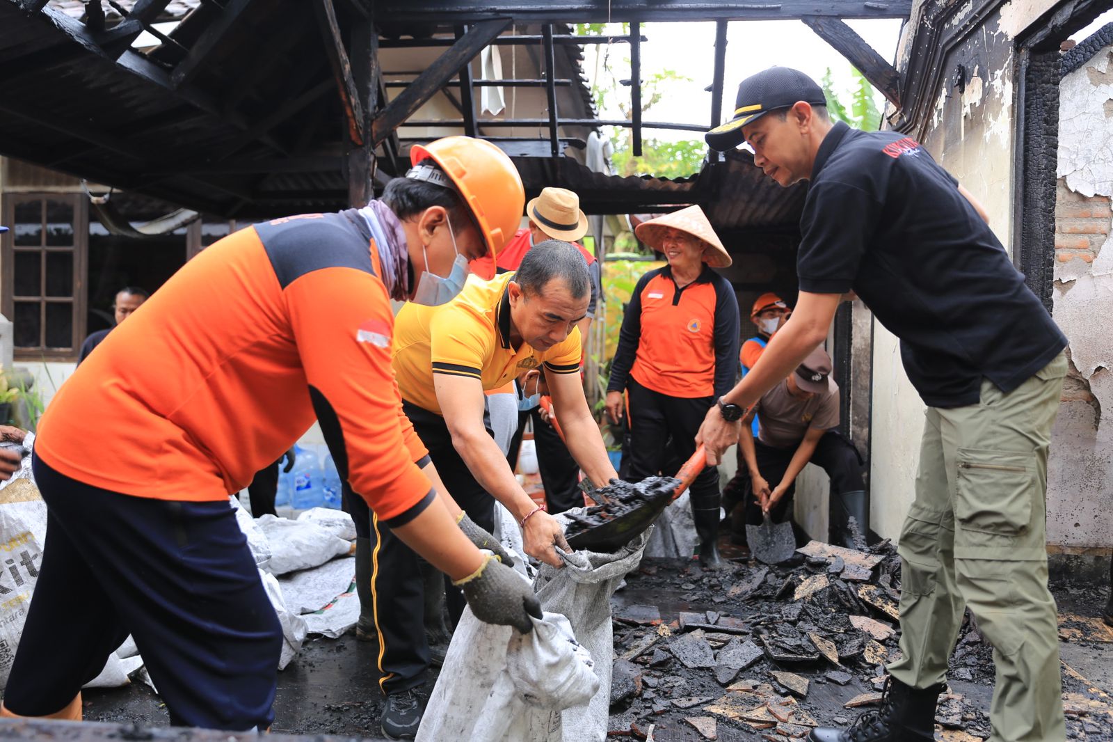 Wabup Klungkung Tjokorda Gde Surya, memimpin pembersihan puing-puing sisa kebakaran di kediaman I Wayan Suteja Buana, Banjar Budaga, Semarapura Kauh, Jumat (27/2). (Humas Pemkab Klungkung)