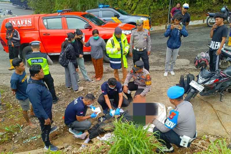 MENGAGETKAN : Temuan jenazah di jenazah di bawah jembatan shortcut titik 7D Singaraja-Mengwitani. (foto:Polres Buleleng)