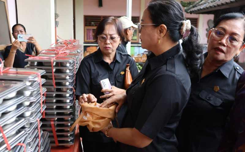 GELAR SIDAK : Komisi IV DPRD Tabanan yang sidak di dua sekolah SD yakni SDN 1 Dajan Peken dan SDN 6 Delod Peken Tabanan. (juliadi/radar bali)