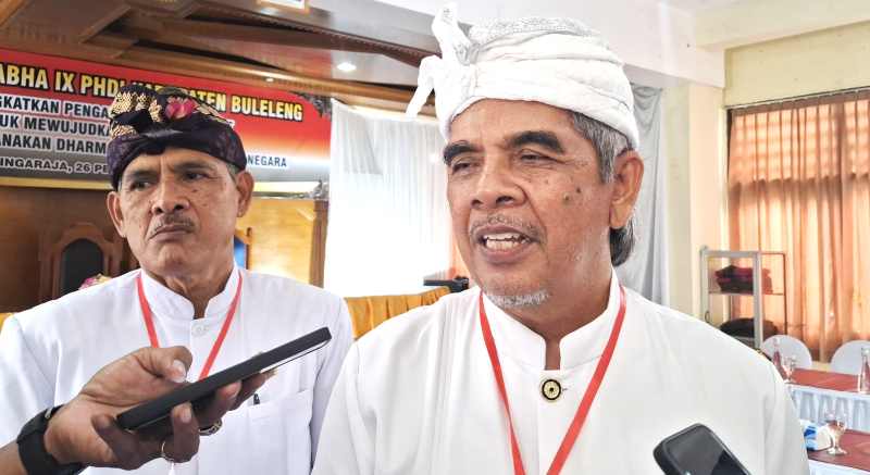 TERPILIH YANG KETIGA KALI:  I Gde Made Metera kembali pimpin PHDI Kabupaten Buleleng untuk yang ketiga kalinya.(francelino junior/radar bali)