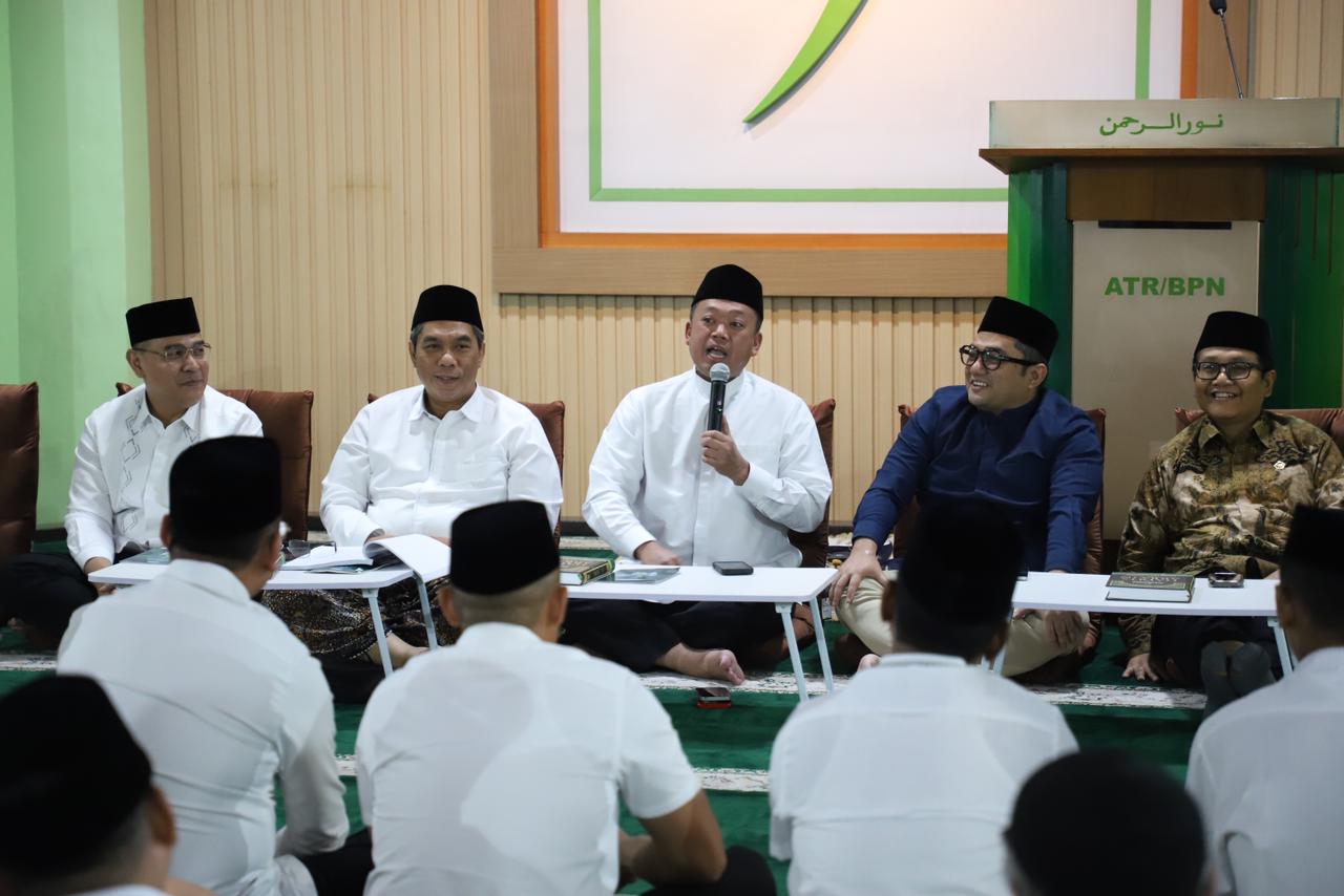 ​Menteri ATR/BPN Nusron Wahid saat Silaturahmi dan Buka Puasa Bersama Kementerian ATR/BPN di Masjid Nuurur Rahman, Jakarta, Kamis (26/02/2026).
