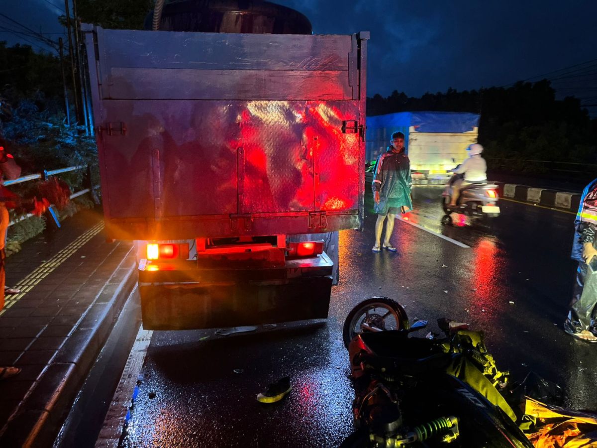 NAHAS: Personel Satlantas Polresta Denpasar melakukan olah TKP kecelakaan maut di Jalan Raya Bypass Ngurah Rai, tepatnya di jembatan panjang Jimbaran, Kecamatan Kuta, Kabupaten Badung, Rabu (25/2).