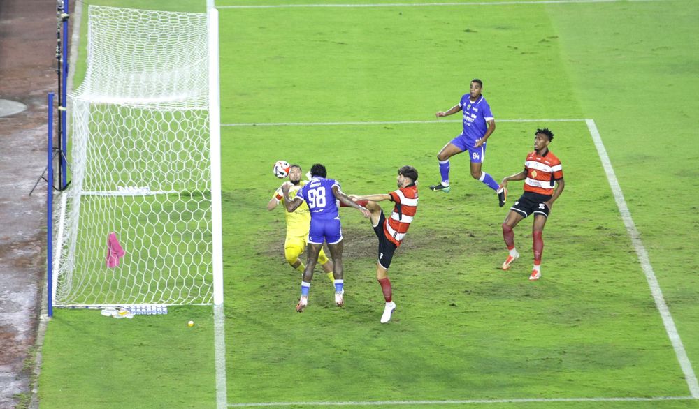 Ramon Tanque menanduk umpan Kakang Rudianto dan menjadikan gol perdana Persib dalam laga melawan Madura United di GBLA. 