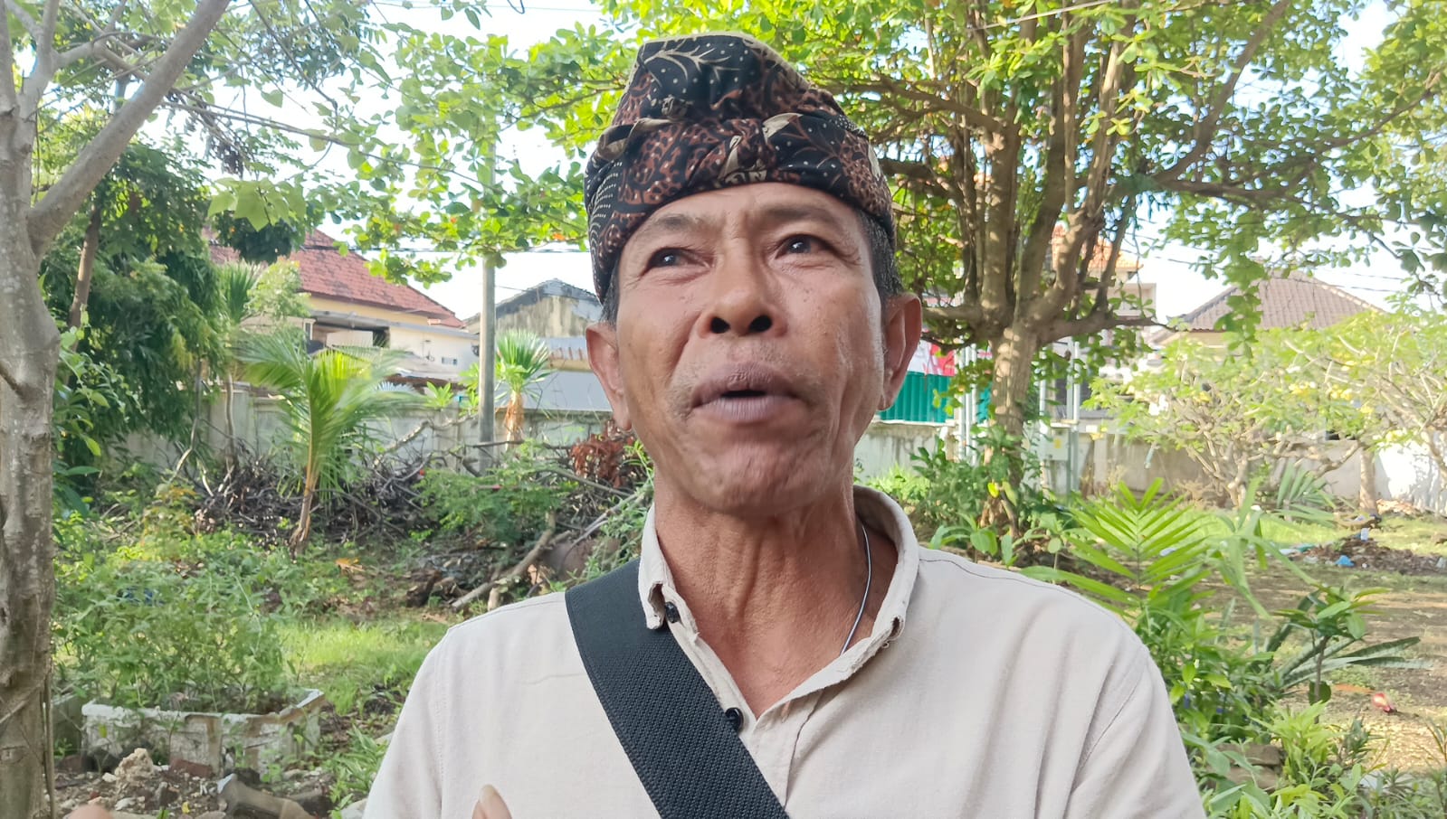 TETAP MENOLAK: Wayan Patut Tokoh Desa Adat Serangan Denpasar.
