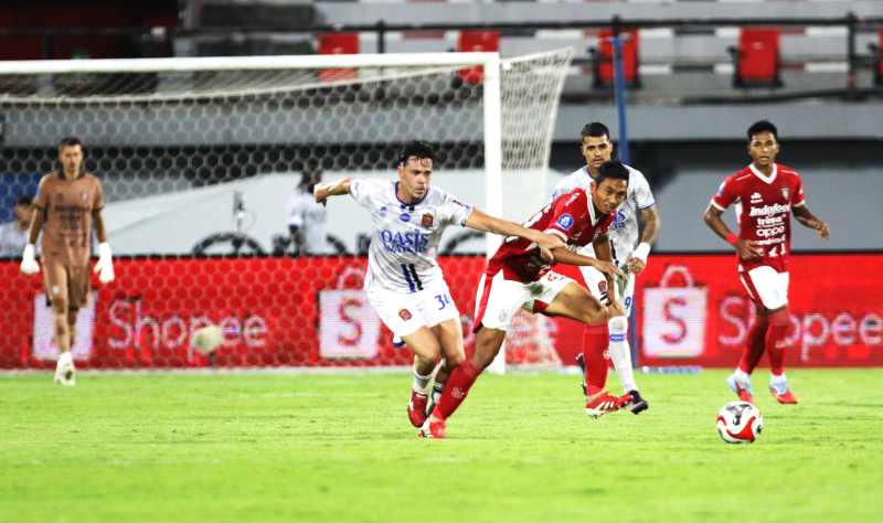 PERLU MOTIVASI TINGGI : Bali United gagal meraup tiga poin melawan Persijap Jepara, malam ini di Stadion Kapten Wayan Dipta,Gianyar. (Miftahuddin/Radar Bali)