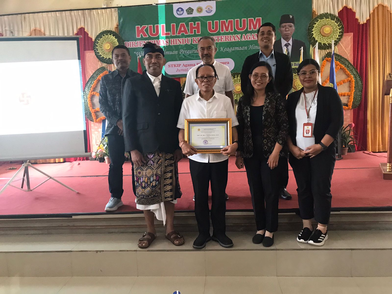BERI MOTIVASI: Dirjen Bimas Hindu, I Nengah Duija (depan, dua dari kiri) bersama Ketua STKIP Agama Hindu Amlapura, ketua yayasan, dan jajaran pengurus. 