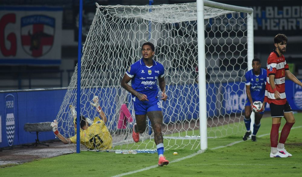 Striker Persib Ramon Tanque seusai membobol gawang Madura United di Stadion GBLA. Kedalaman skuad Persib membuat persaingan sehat di lini depan.  