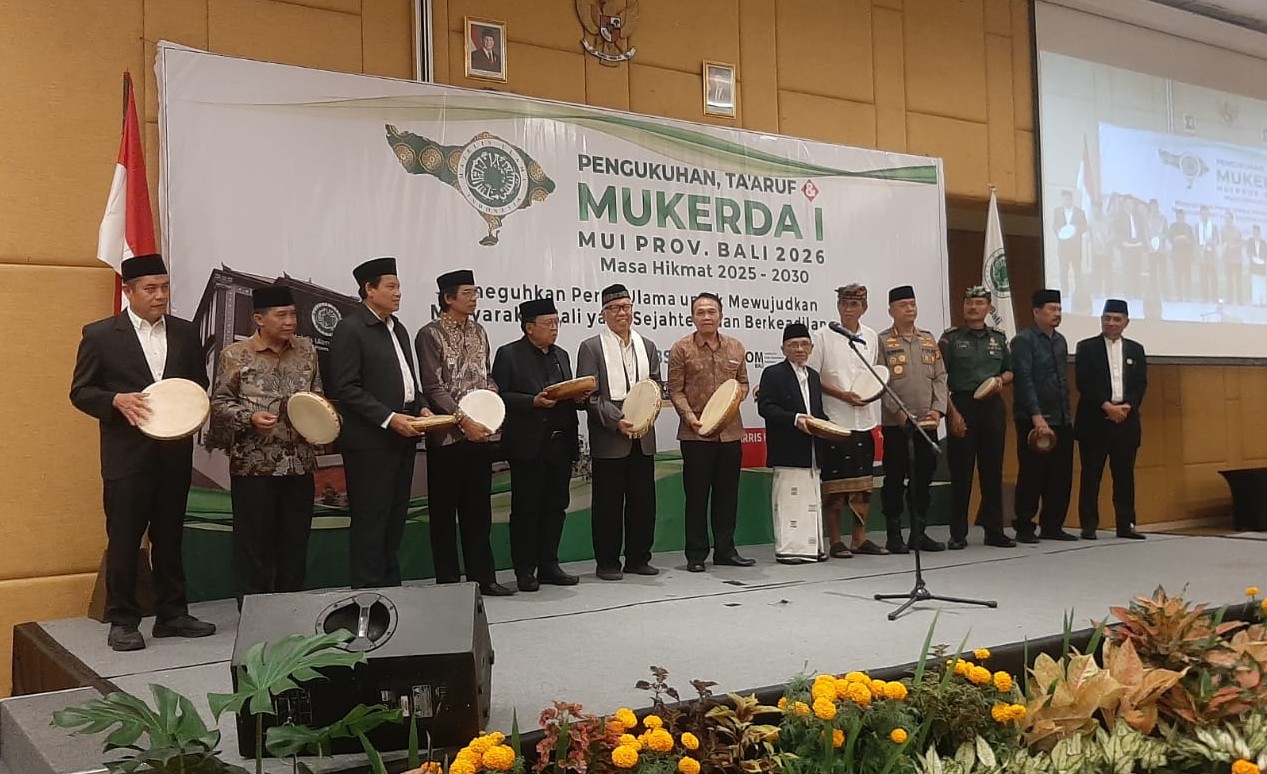 SAH: Ketua Bidang Infokom MUI Pusat, Masduki Baidhlowi, Ketua MUI Bali, Mahrusun Hadiyono dan Asisten I Pemprov Bali, dewa Mahendra Putra (dibaris tengah) bersama forkopimda menabuh rebana di Mukerda.
