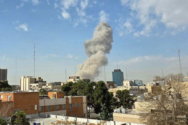 SERANGAN MENDADAK ISRAEL KE IRAN : Kepulan asap membumbung ke udara setelah ledakan mengguncang Teheran, Iran (Al Jazeera/JPG)