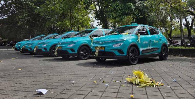 TANPA POLUSI : Armada baru angkutan taksi berbasis listrik milik  Komotra Taxi Bali, Renon. (Foto Marsellus Pampur)