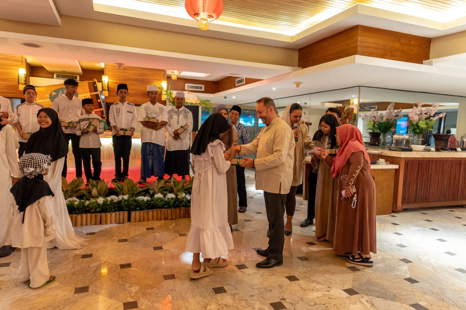 General Manager Discovery Kartika Plaza Hotel, Luis Daniel Garcia saat menyerahkan santunan kepada anak yatim