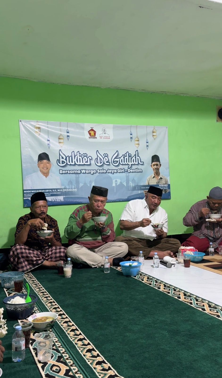 SILATURAHMI: Ketua DPD Gerindra Bali, Made Muliawan Arya, S.E., M.H., yang akrab disapa De Gadjah,buka puasa bersama dengan Warga Solo di Jalan Jaya Giri, Denpasar Timur Sabtu (28/2/2026). 