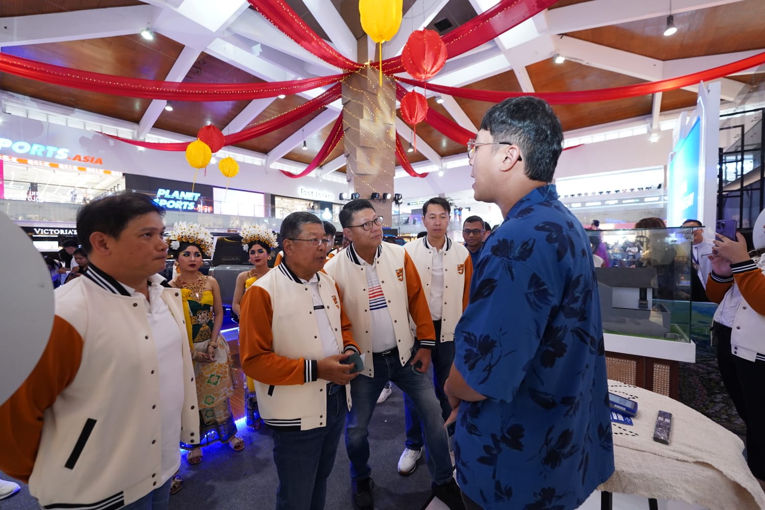 Wakil Presiden Direktur BCA John Kosasih (3 dari kiri), Direktur BCA Subur Tan (2 dari kiri) dan Kakanwil IV BCA Harijanto (4 dari kiri) di booth BCA Expoversary Bali 2026 di Mal Bali Galeria (28/2).