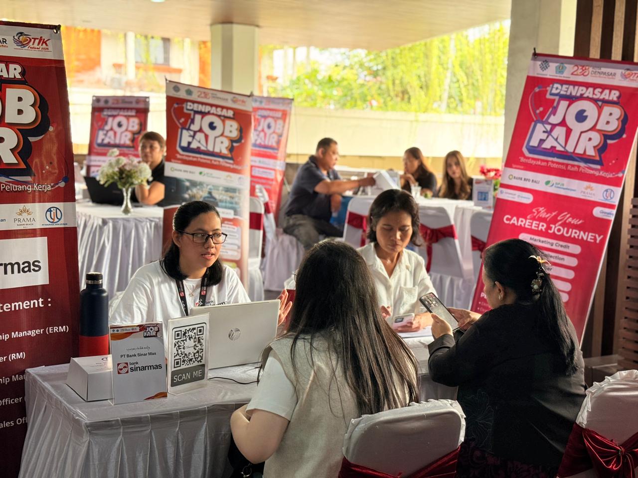 RAMAI PEMINAT: Para pencari kerja sedang melakukan konsultasi dan pendaftaran peluang kerja di arena Job Fair 2026.