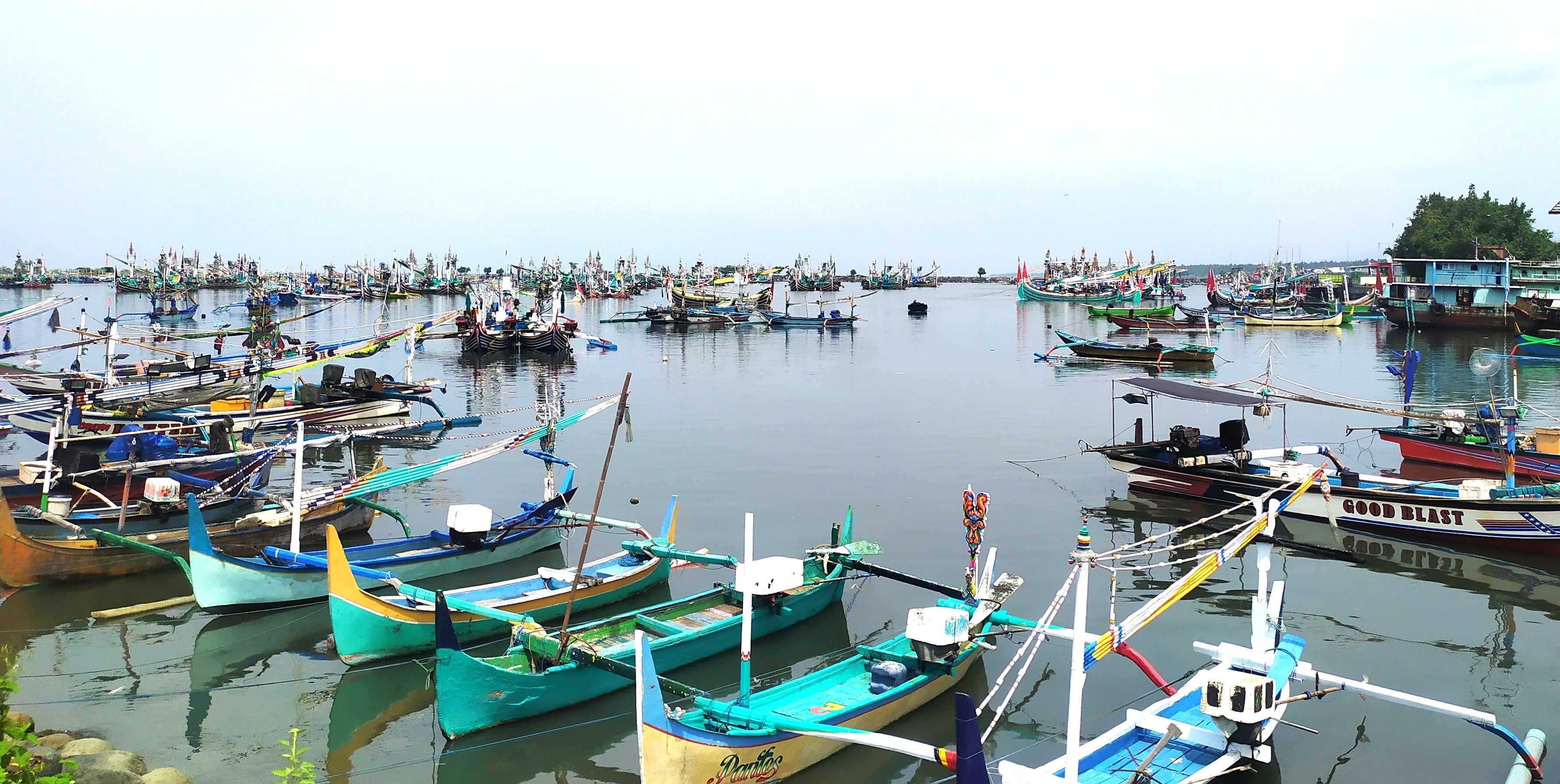 BELUM  PASTI: Kolam labuh di PPN Pengambengan, Desa Pengambengan, Kecamatan Negara yang akan dikembangkan menjadi pelabuhan perikanan bertaraf internasional .(M.Basir/Radar Bali)