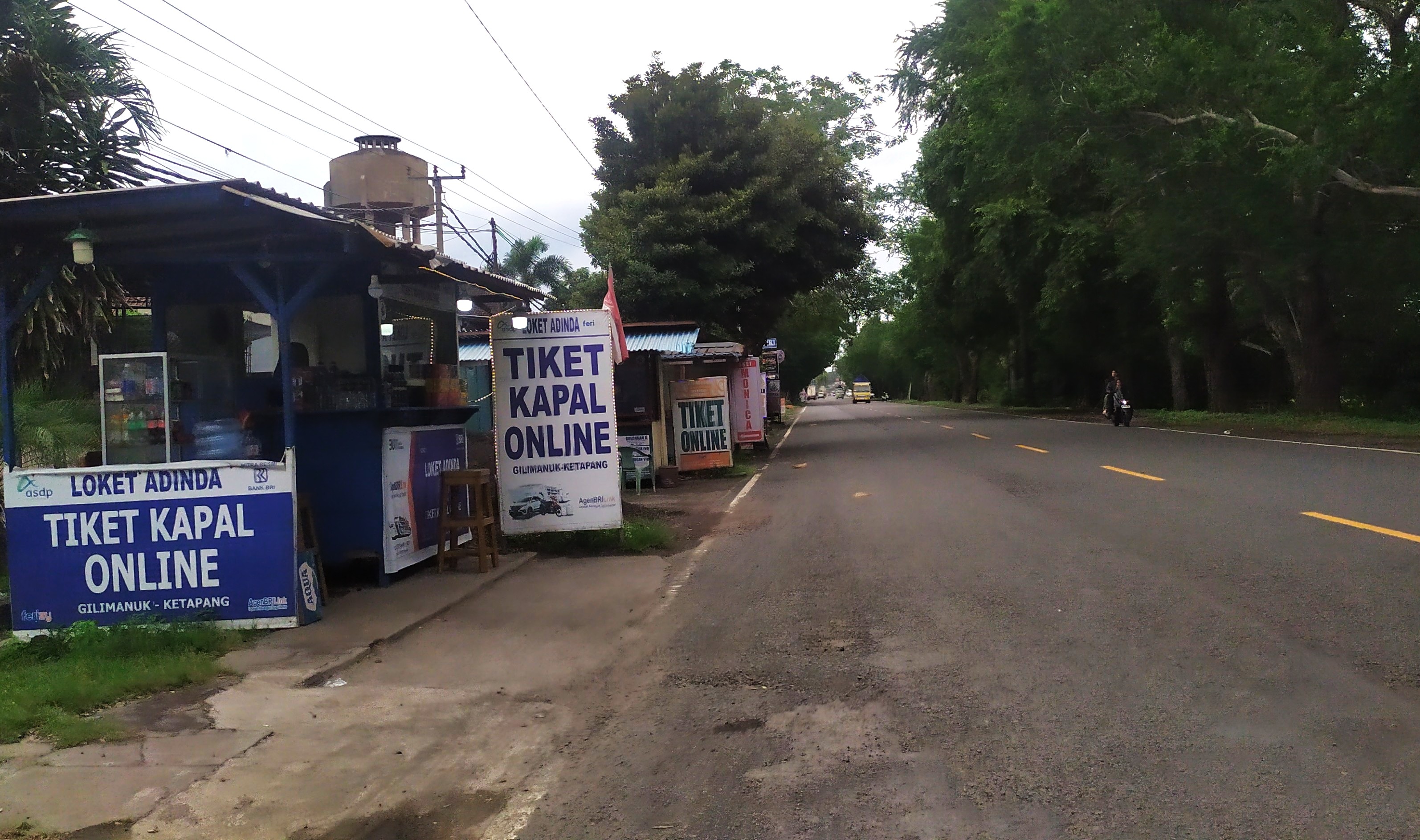 DITERTIBKAN : Loket pinggir jalan menuju pelabuhan Gilimanuk yang akan diterbitkan selama arus mudik. (M.Basir/Radar Bali)
