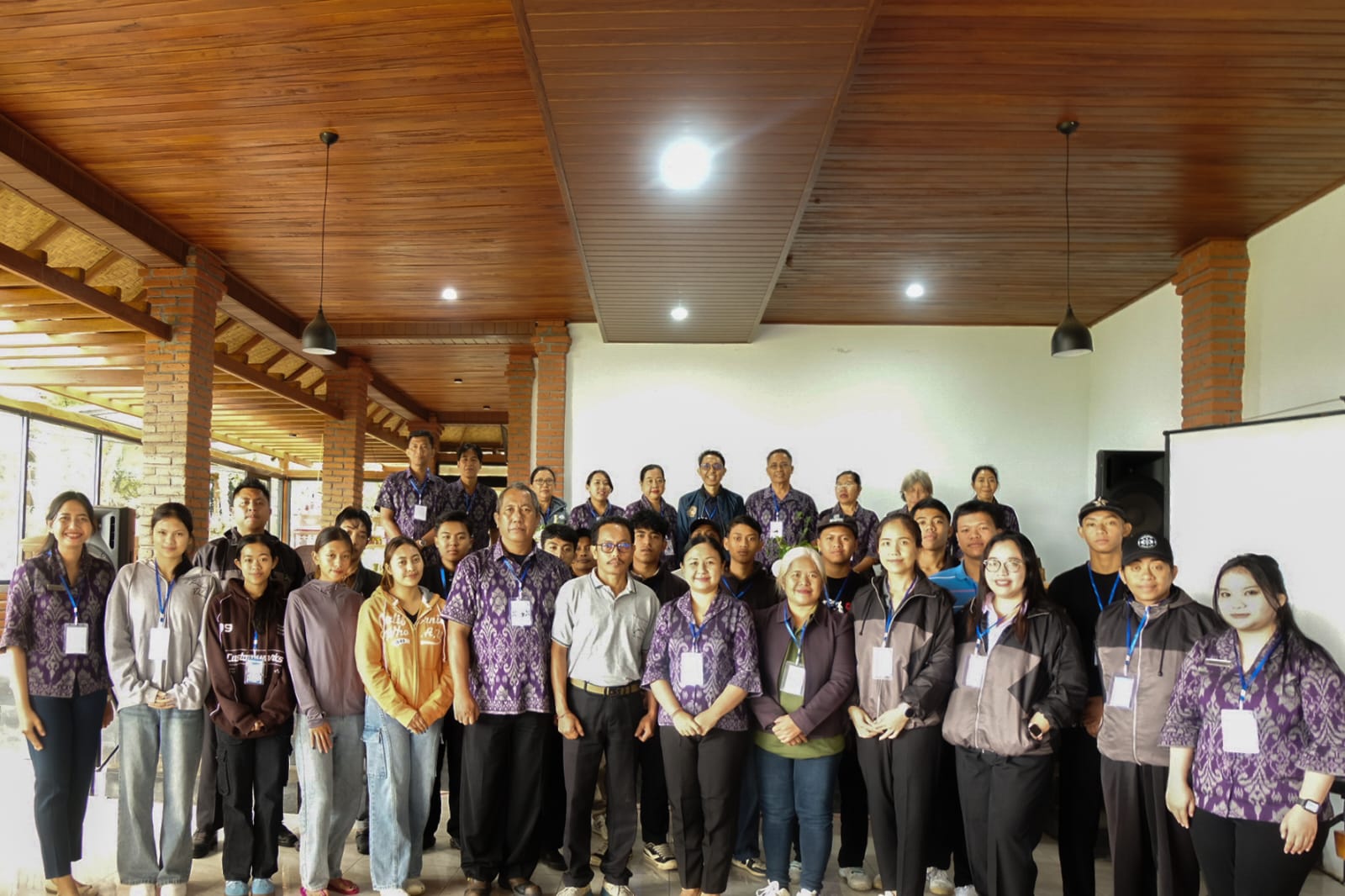 Tim Program Studi Diploma 3 Divisi Kamar Politeknik Pariwisata Bali di Desa Pancasari, Buleleng.