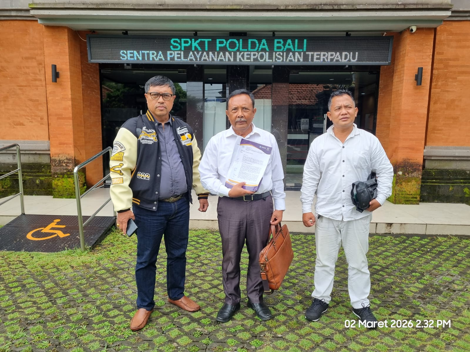 Dari kiri: Agus Surya Wijaya, SH., MH., I Made Alit Ardika SH., C.L.A., dan I Made Kumbara Yasa, SH., dari Kantor Hukum Ardhika dan Rekan.