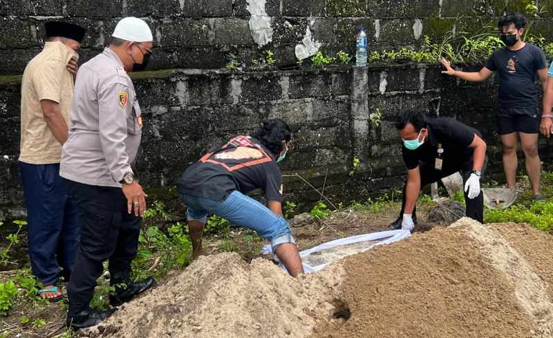DIMAKAMKAN: Pemakaman jenazah tanpa identitas di Tempat Pemakaman Umum Desa Kampung Toya Pakeh.(foto:Polres Klungkung)