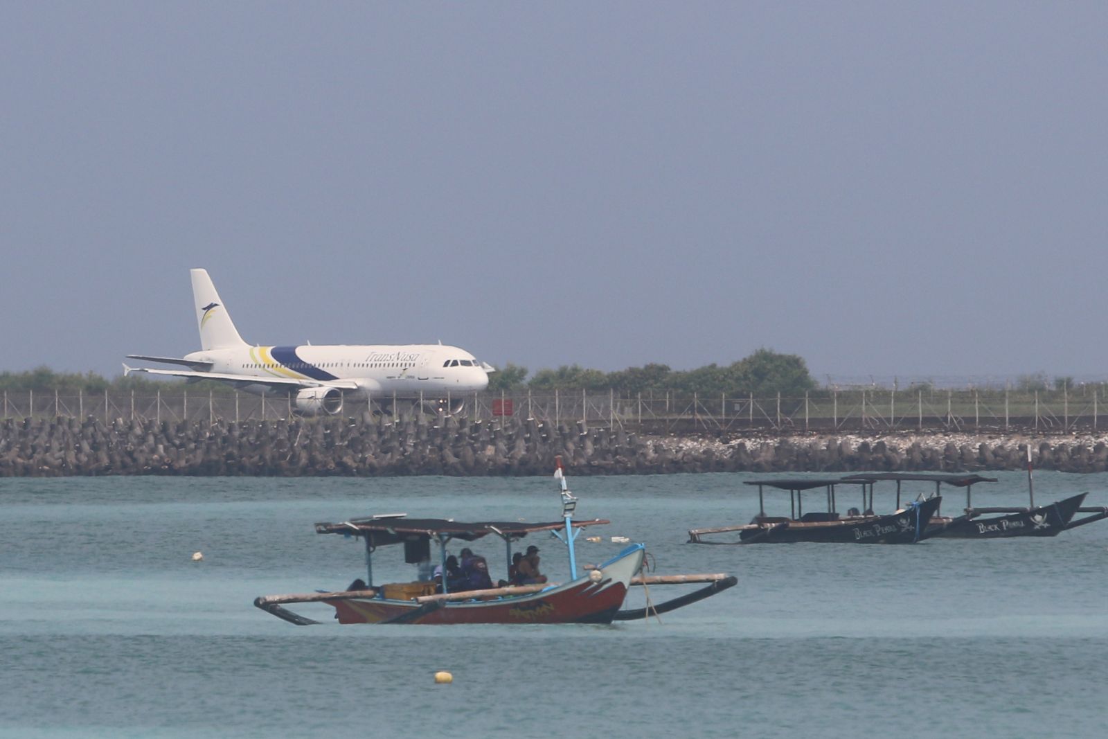 TERDAMPAK FUEL SURCHARGE: Pesawat terbang maskapai asing saat akan lepas landas di Bandara Ngurah Rai, beberapa waktu lalu.