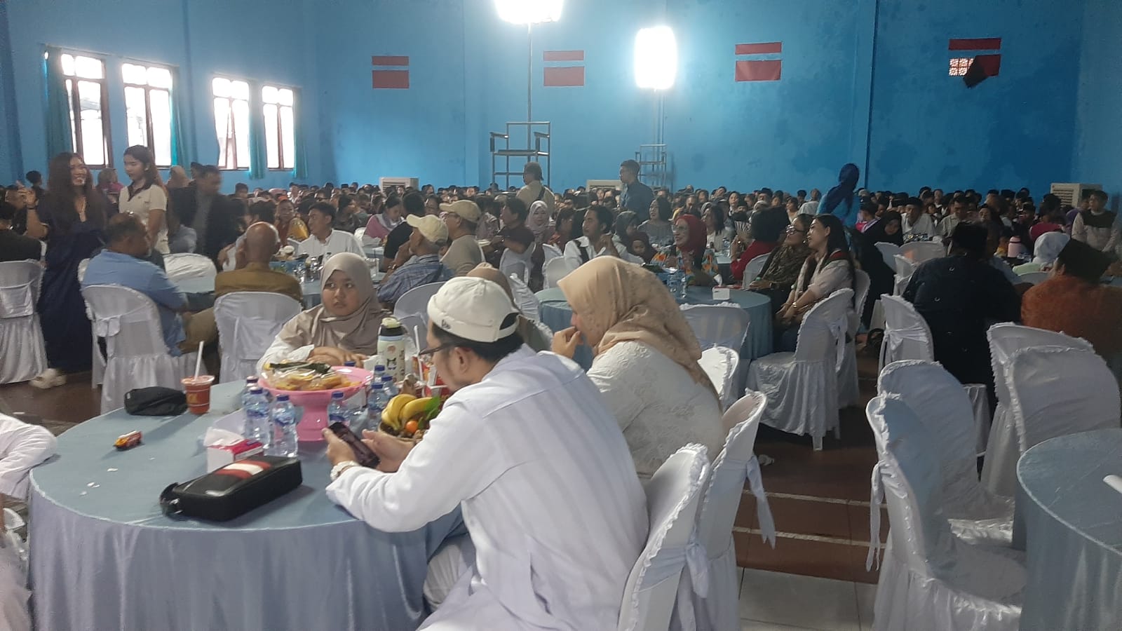 SEDERHANA TAPI BERMAKNA: Seribaun anak yatim, disabilitas dan kaum dhuafa serta pedagang kelontong dan undangan berbaur memadati gedung Serba Guna Dalung, 1 Maret 2026 petang.