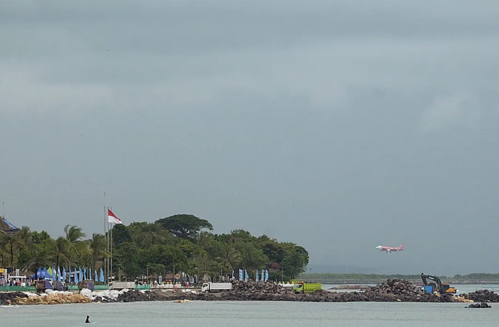 WASPADA: Cuaca mendung tak menentu kawasan Kuta tak jauh dari landasan bandara internasional I Gusti Ngurah Rai.