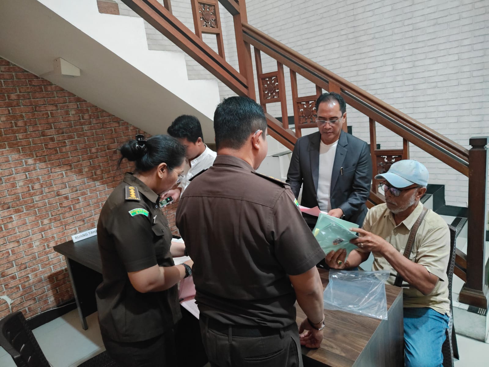 DIEKSEKUSI: Anak Agung Ngurah Oka dari Jero Kepisah (kanan) saat menjalani eksekusi putusan MA oleh tim Kejati Bali.