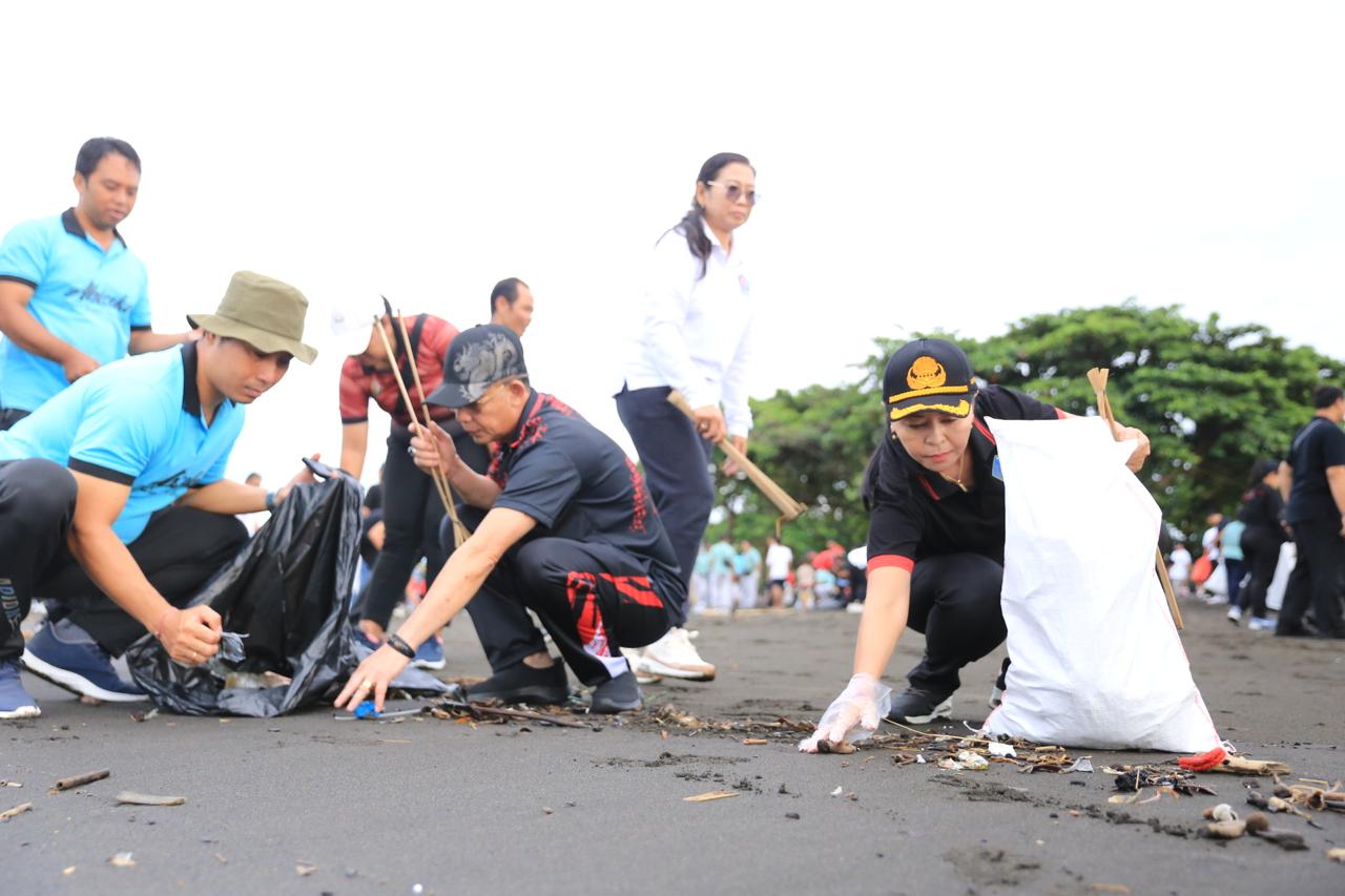 Bupati Klungkung I Made Satria bersama Wabup Tjokorda Gde Surya Putra memimpin bersih-bersih yang dipusatkan di area Pantai dan Pura Watu Klotok, Kecamatan Klungkung, Minggu (1/3). 