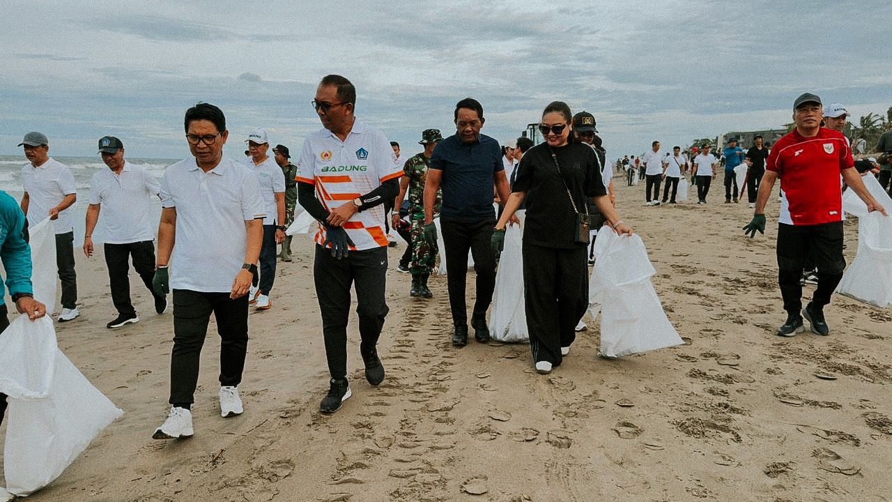 Bupati Wayan Adi Arnawa bersama Ketua DPRD Badung I Gusti Anom Gumanti memimpin langsung Gerakan Bali Bersih Sampah di Pantai Petitenget dan penanaman pohon di area pesisir, Minggu (1/3).